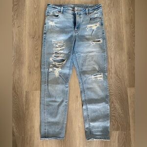 American Eagle Women’s Mom Jeans | Distressed | Light Wash | Size 8 Regular